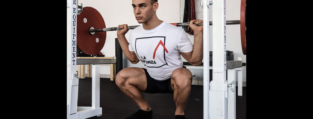 Lo Squat è un esercizio multiarticolare che permette di allenare la muscolatura degli arti inferiori